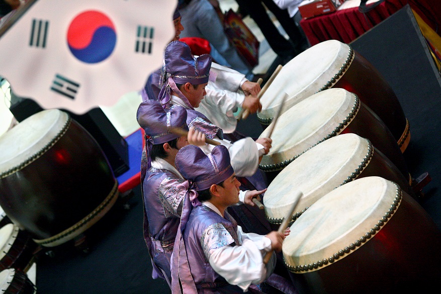 ILUSTRASI: Beberapa pemuda asal Korea Selatan membawakan kesenian tradisional Samul Noli, dalam pembukaan Festival Korea di Mal Artha Gading, Jakarta Utara/MI/ADAM DP