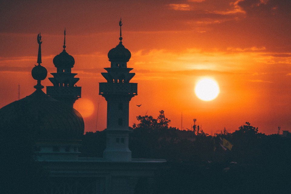 ILUSTRASI: Masjid dan kumandang azan/Pixabay