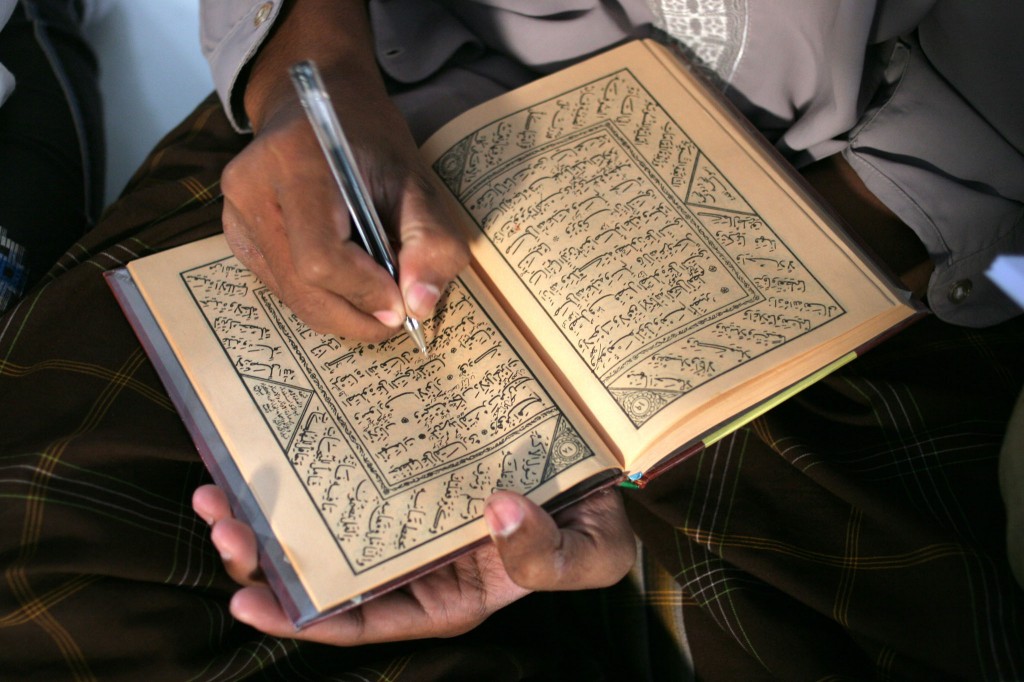 ILUSTRASI: Santri sedang mengkaji kitab kuning. Kitab yang banyak diwariskan ulama terdahulu/FOTO ANTARA/Arief Priyono