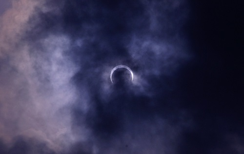 Ilustrasi: Awan menutupi matahari saat mengalami gerhana cincin yang terlihat dari kawasan Planetarium, Cikini, Jakarta, Senin, 26 Januari 2009/FOTO ANTARA/Widodo S