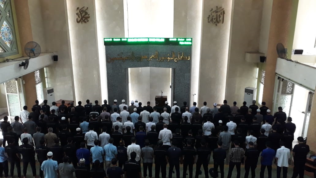 Pimpinan dan karyawan Media Group serta masyarakat sekitar melaksanakan Shalat Gerhana Matahari di Masjid Nursiah Daud Paloh, Kedoya, Jakarta Barat, Kamis, 26 Desember 2019/Dok. NDP