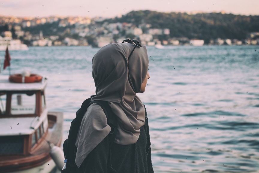 Ilustrasi hijab backpacker/freepik/azerbaijan_stockers