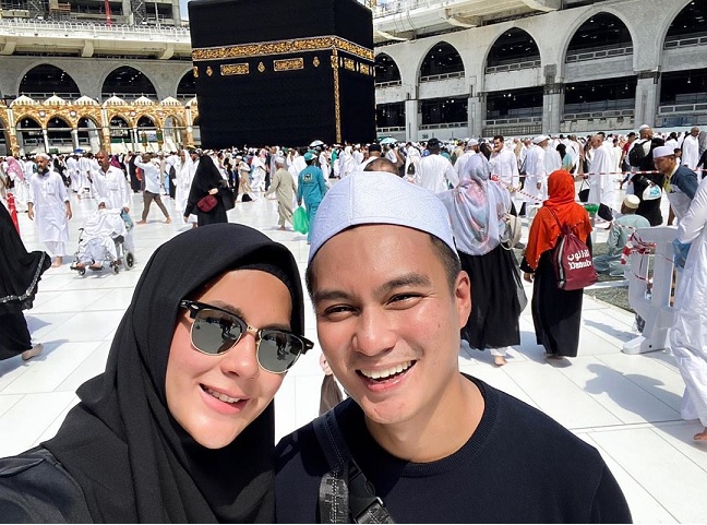 Baim Wong (kanan) dan Paula Verhoeven (kiri) saat menjalankan ibadah umrah pada Oktober 2019. Sumber: IG @paula_verhoeven