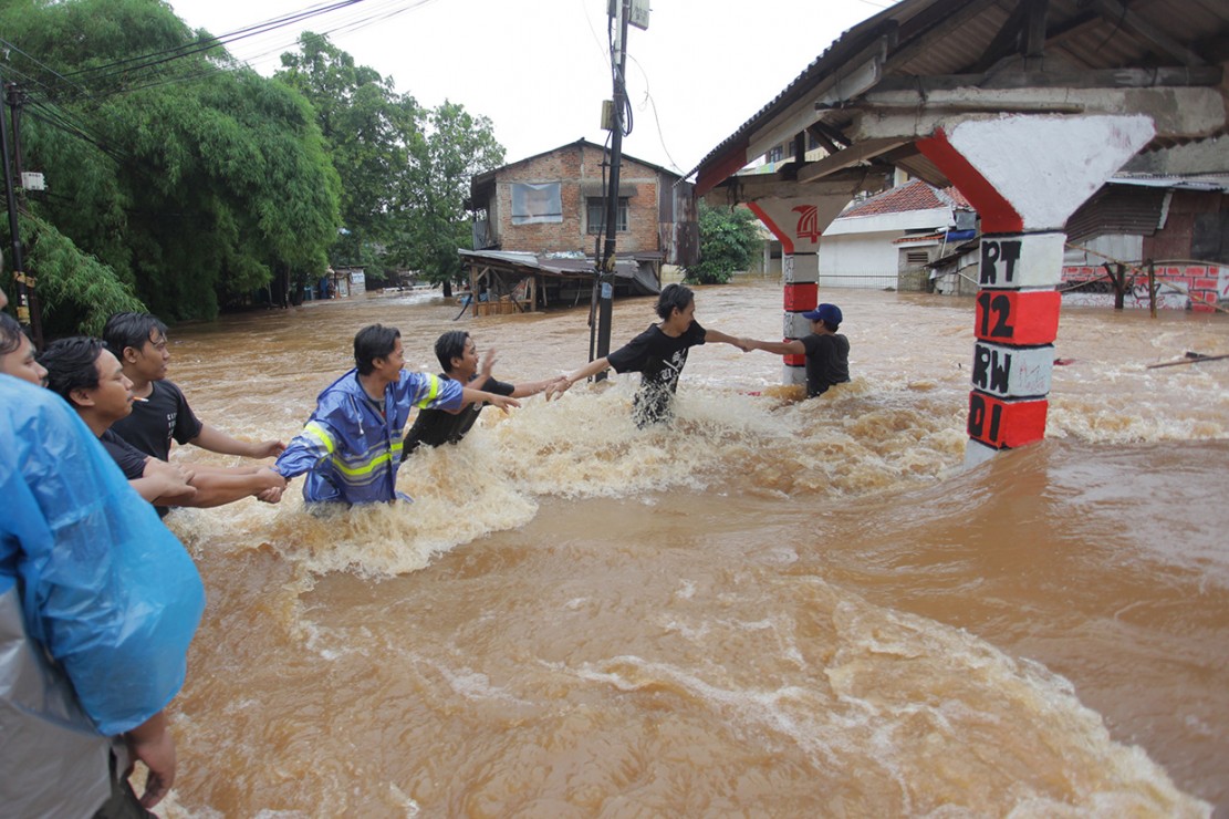 Ilustrasi jalan yang terputus akibat banjir/Antara/Reno Esnir