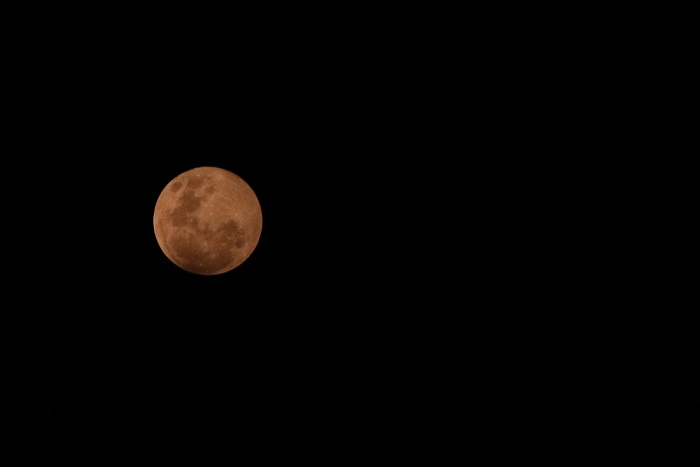 Gerhana bulan penumbra tampak dari Deli Serdang, Sumatra Utara, Rabu (23/3/2016)/ANTARA FOTO/Irsan Mulyadi