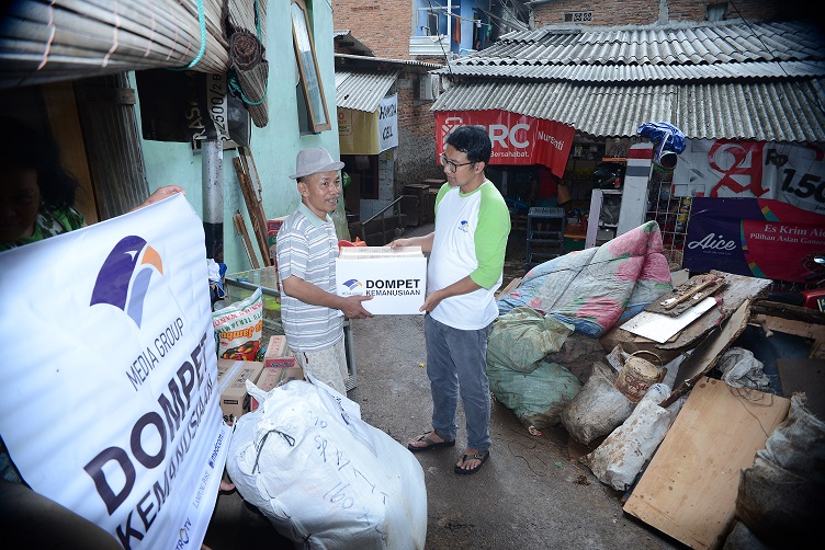 Ketua Yayasan Media Group, Ali Sadikin (kanan) secara simbolis menyerahkan bantuan kepada masyarakat korban banjir di Jalan Ade Karya, Kedoya Selatan, Jumat (3/1/2020)/MI/AGUNG WIBOWO