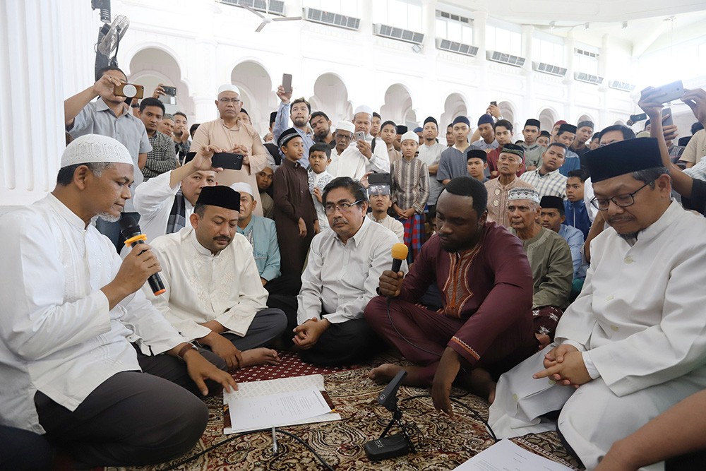 Sahr Michael Walan mahasiswa asing asal Afrika Barat usai mengucapkan dua kalimat syahadat di Masjid Jami Kampus Unsyiah. Foto: Unsyiah/Humas