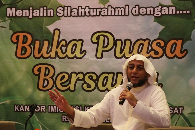 Syekh Ali Jaber memberikan ceramah agama saat acara buka puasa bersama Kantor Imigrasi Kelas I Jakarta Pusat di Sunter, Jakarta, Rabu (31/5)/ANTARA FOTO/Rivan Awal Lingga