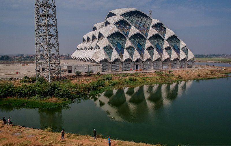 Warga beraktivitas di sekitaran proyek Masjid Al Jabbar di Gedebage, Bandung, Jawa Barat. ANTARA FOTO/Raisan Al Farisi