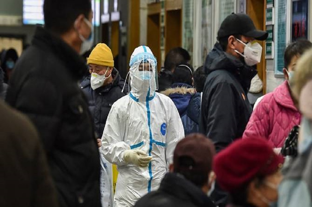 Seorang staf medis mengenakan pakaian pelindung di sebuah rumah sakit di Wuhan, Hubei, Tiongkok. (Foto: AFP)