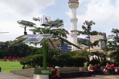 Sebanyak dua unit solar tree dipasang di area Taman Alun-alun Bandung, Kamis (30/1/2020), dan Wali Kota Bandung Oded M Danial meresmikan pemasangan solar tree tersebut. (Dok Humas PT Len Industri)