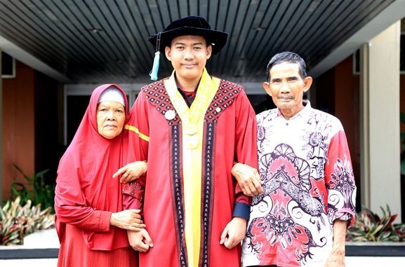 Yusup Mulyana, mahasiswa Unpad bersama kedua orang tuanya usai wisuda. Foto; Unpad/Humas