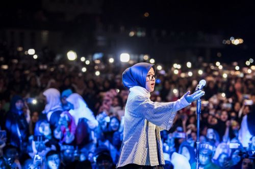 Vokalis Sabyan Gambus Nissa menghibur ribuan santri saat Puncak perayaan Hari Santri Nasional 2018 di lapangan Gasibu, Bandung, Jawa Barat, Minggu (21/10/2018)/ANTARA FOTO/M Agung Rajasa.