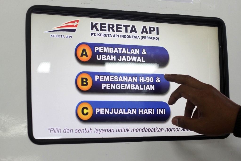 Ilustrasi. Calon penumpang menekan layar pembelian tiket di Stasiun Senen, Jakarta Pusat. (Foto: ANTARA/Immanuel Antonius)