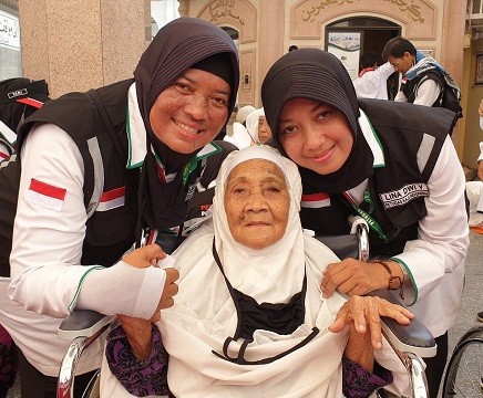 ILUSTRASI: Petugas haji berfoto dengan nenek Tayo Anom Sari Ayu (tengah), 105, asal Embarkasi Lombok (LOP) 6, di Masjid Nabawi, Madinah/MCH2019