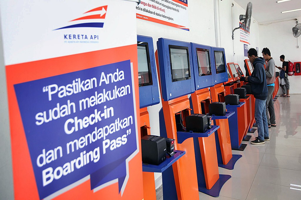 Calon penumpang kereta api melakukan check-in mandiri (CIM) -- MI/Panca Syurkani 