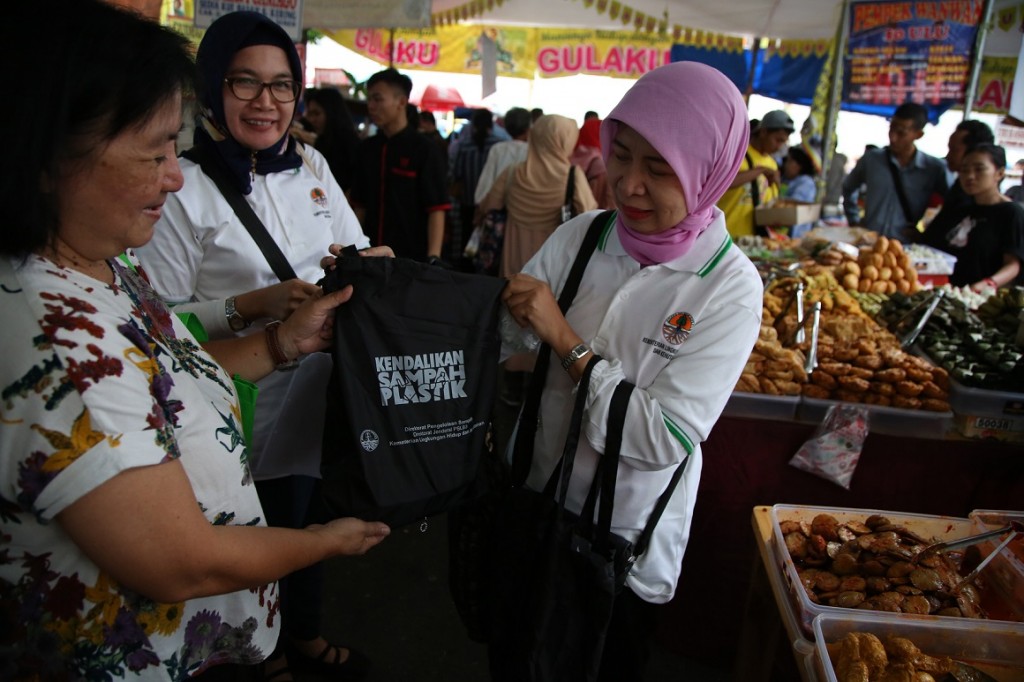 Kampanye pembatasan penggunaan kantong plastik sekali pakai. Foto: MI/Ramdani