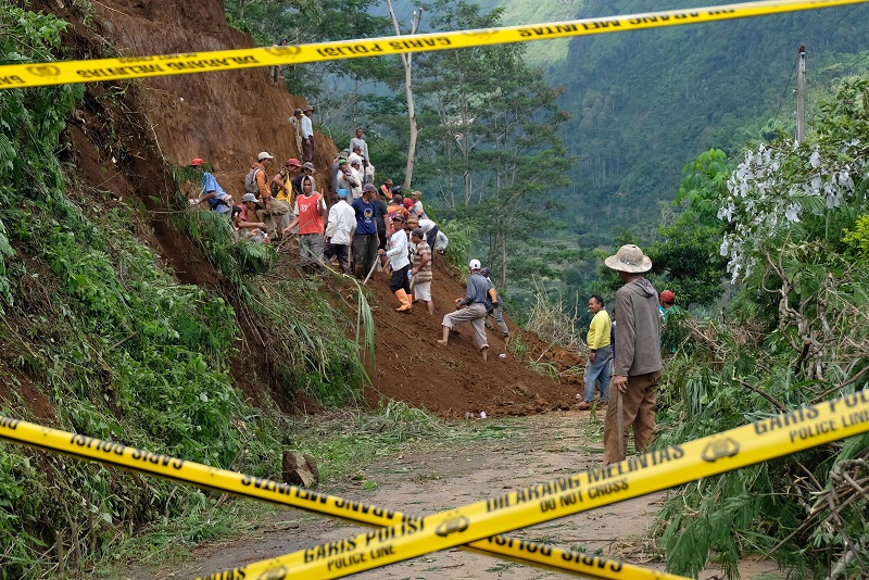 Ilustrasi: Warga dan anggota TNI menyingkirkan timbunan tanah longsor di kawasan lereng Gunung Prau, Temanggung, Jawa Tengah, Kamis (6/2/2020)/ANTARA FOTO/Anis Efizudin.