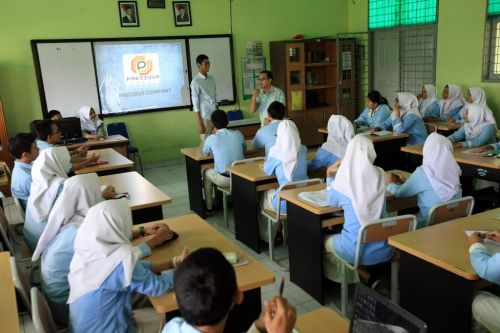 Guru sedang mengajar di muka kelas, MI/Panca Syurkani.
