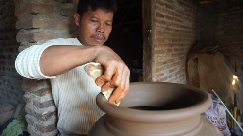 Perajin gerabah, Sukanto, sedang membuat padasan, Minggu, 13 April 2020. Medcom.id/ Rhobi Shani