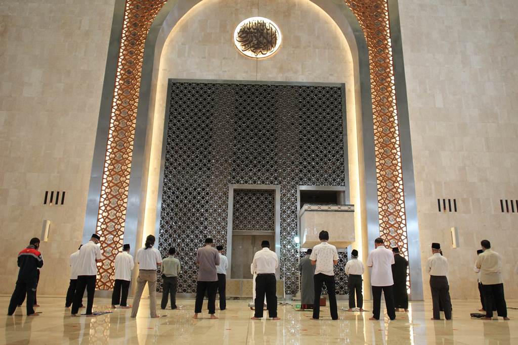 Penerapan social distancing saat ibadah salat di Masjid Istiqlal, Jakarta (Foto: MI/Pius Erlangga)