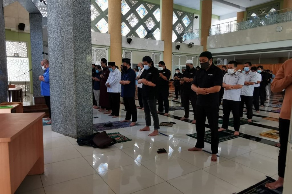 CEO Media Group Mohammad Mirdal Akib memimpin salat gaib di Masjid Nursiah Daud Paloh untuk mendoakan 53 kru KRI Nanggala 402 yang gugur di perairan Bali. (Foto: Dok.Medcom.id)