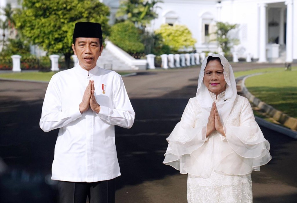 Presiden Jokowi dan Ibu Negara Iriana mengucapkan selamat hari raya idulfitri 1442 Hijriah di Istana Kepresidenan Bogor, Jawa Barat, Rabu, 12 Mei 2021. Foto: BPMI