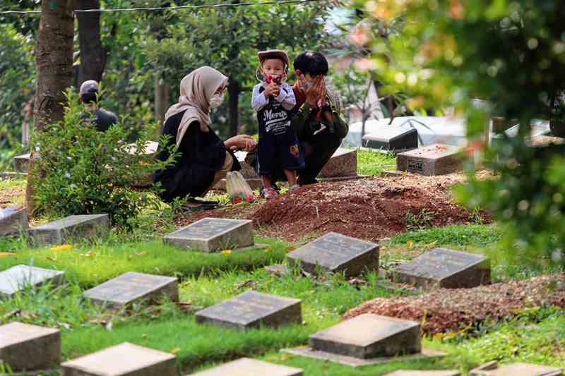 Warga melakukan tradisi ziarah mengunjungi makam dan berdoa di Tempat Pemakaman Umum (TPU) Cijantung, Jakarta Timur (Foto: Adam Dwi/Media Indonesia)