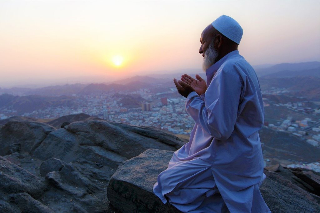 10 Adab Berdoa Menurut Imam Ghazali