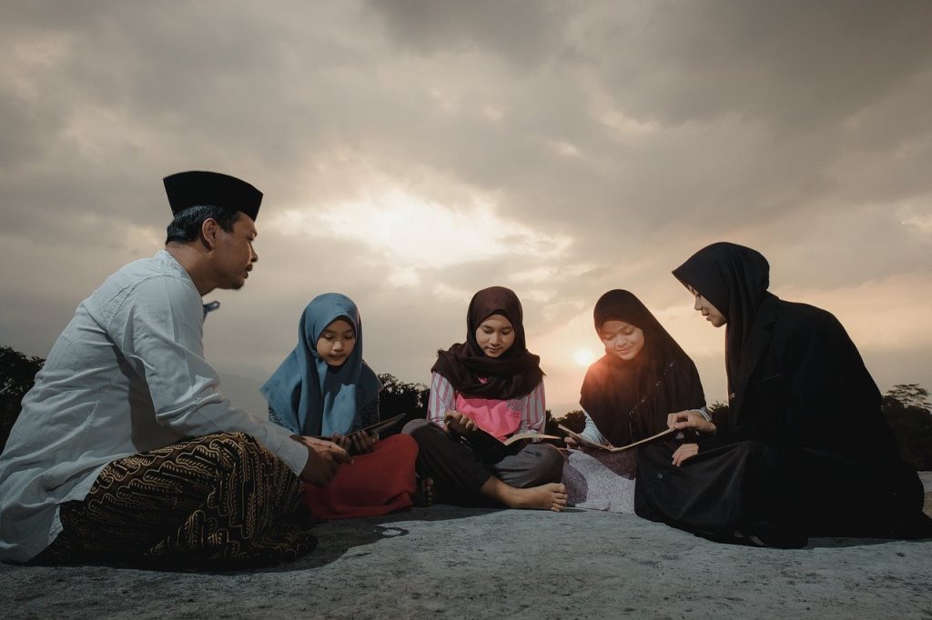 Hari Guru  2021: Ini Adab Murid Terhadap Guru Menurut Ajaran Islam