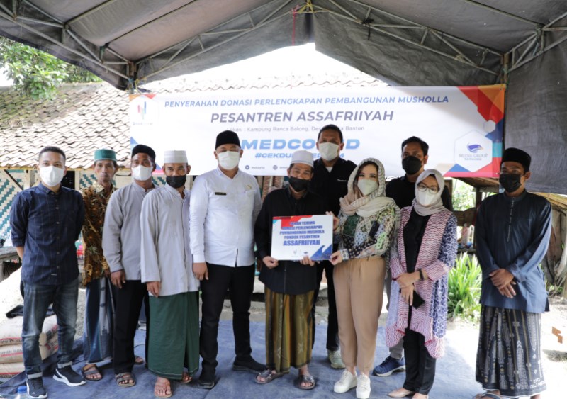 CEO Medcom.id, Kania Sutisnawinata memimpin langsung penyerahan donasi pembangunan Mushola kepada Pondok Pesantren Assafriiyah, Desa Cisoka, Tangerang)