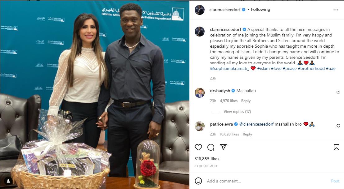 Mantan pemain AC Milan Clarence Seedorf bersama Istrinya Sophia Makramati dalam postingan Instagram yang mengumumkan dirinya telah jadi mualaf. (Foto: IG clarenceseedorf)