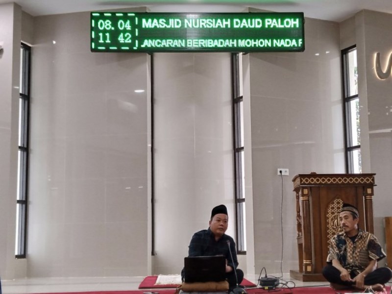 Ustaz Sobih Adnan dalam Kajian Jumat Pagi, Kitab Riyadhus Shalihin, Bab 3: Sabar, di Masjid Nursiah Daud Paloh (NDP) Kompleks HU Lampung Post (Foto: Lampost.co)