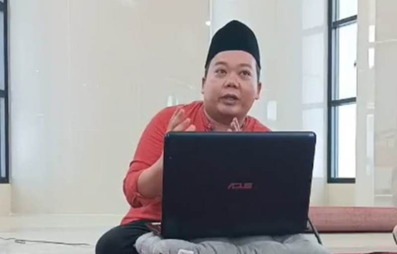 Ustaz Sobih Adnan dalam Kajian Jumat Pagi, Kitab Riyadhus Shalihin, Bab 2: Taubat, di Masjid Nursiah Daud Paloh (NDP) Kompleks Harian Umum Lampung Post. 
