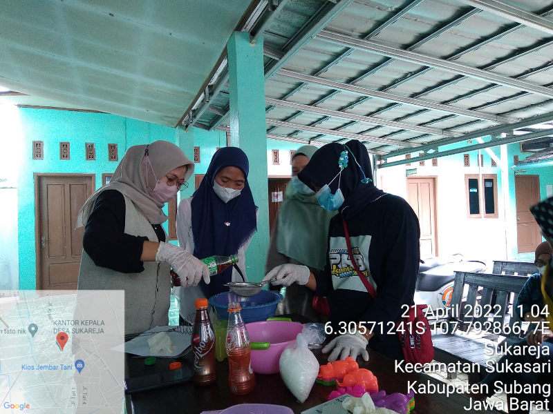 Patriot Desa Sukareja berkolaborasi dengan TPS 3R Desa Sukareja mengadakan kegiatan pelatihan pemanfaatan minyak jelantah menjadi sabun cuci bernilai ekonomis (Foto: Ist)