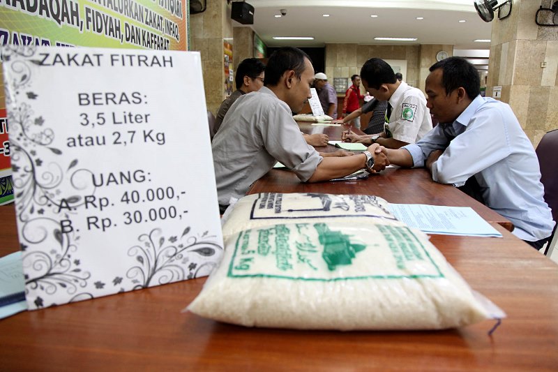 Prosesi Pembayaran dan penerimaan Zakat Fitrah (Foto: Media Indonesia/Panca Syurkani)