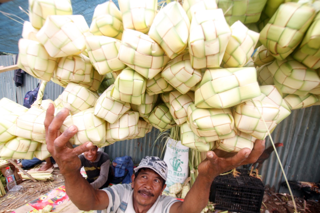 Salah seorang tengah menjajakan ketupat dagangannya (Foto: MI/Bary Fathahillah)