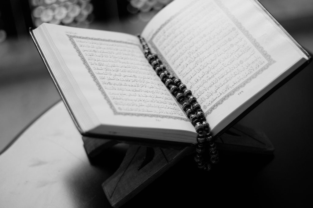 Al-quran (Gambar oleh Pexels dari Pixabay)