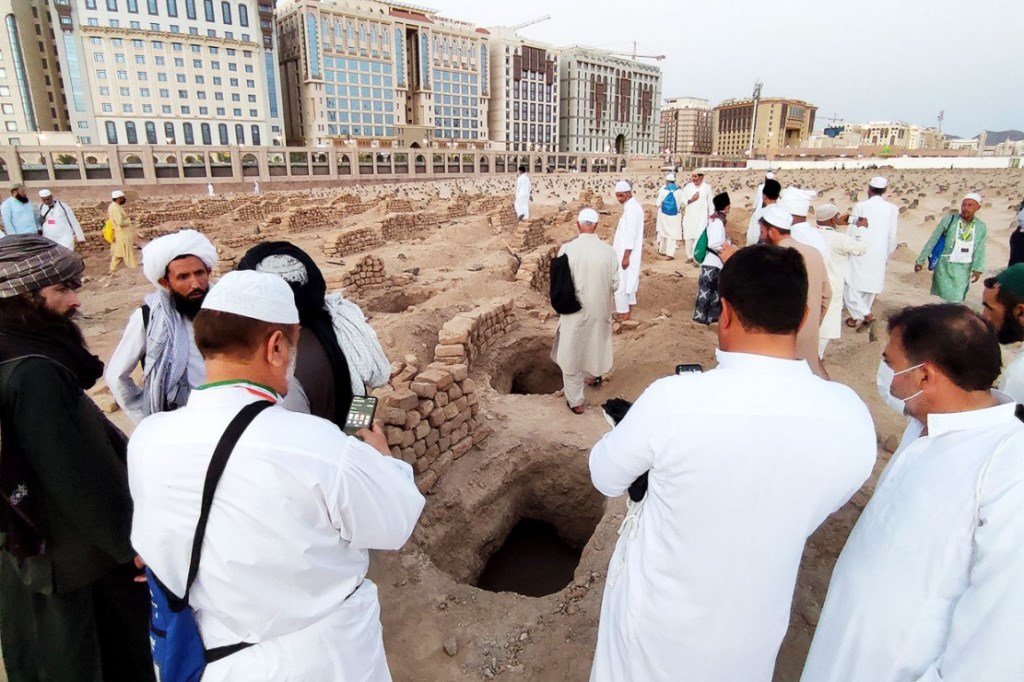 Jemaah Haji 2022 melakukan Ziarah ke Makam Baqi (MI-SUSANTO)