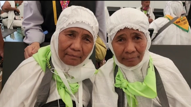 Nenek Kembar Naik Haji di Usia 60 Tahun, Berdoa agar Dapat Jodoh