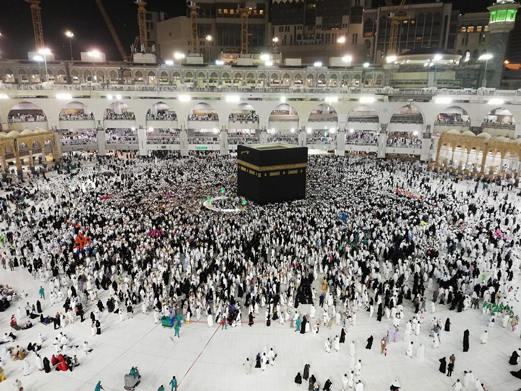 Photo by Shams Alam Ansari : https://www.pexels.com/photo/muslim-people-visiting-kaaba-sacred-site-4118038/