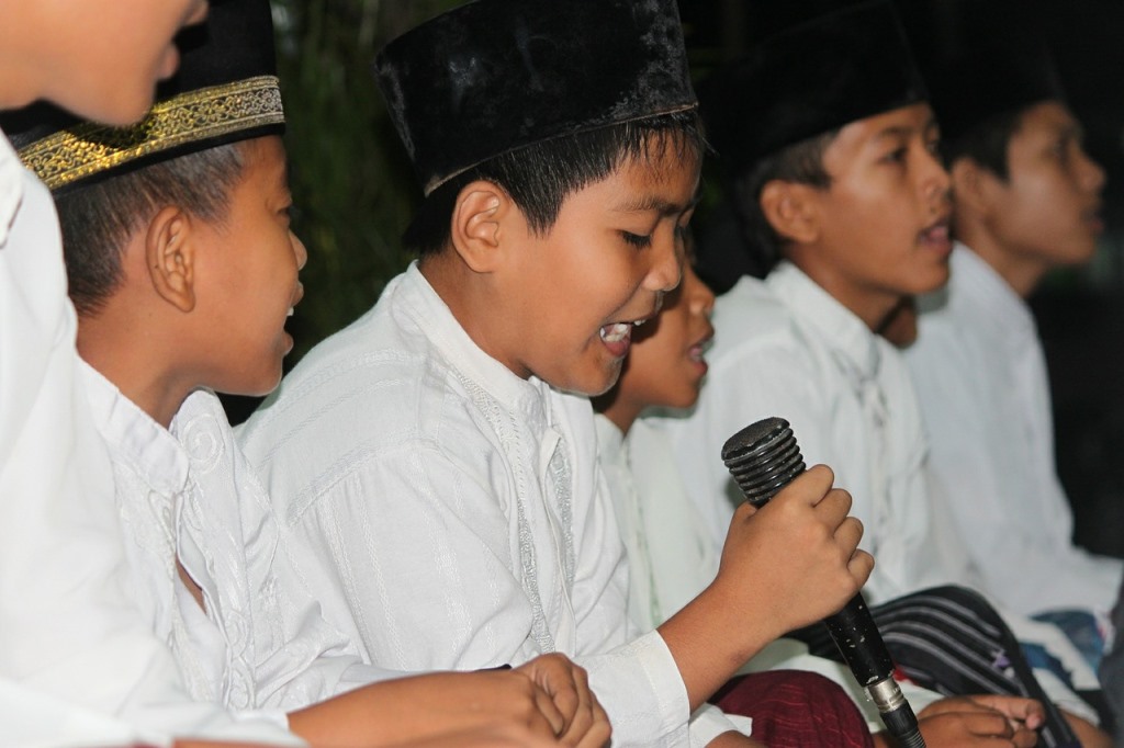 Anak belajar ngaji (Foto: Mufid Majnun dari Pixabay)