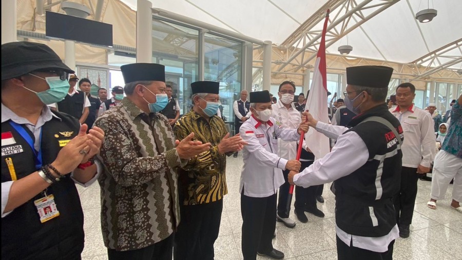 Sekjen Kemenag Nizar Ali melepas jemaah yang tergabung dalam SOC 43, di Bandara AMAA Madinah, Sabtu (13/8/2022). Foto: Kemenag