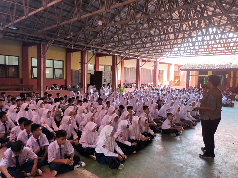 kegiatan sosialisasi gerakan ‘Silisapa’ (Siswa Peduli Sampah) batch 1 di SMP dan SMK Plus Al-Munawwaroh, Desa Sukareja, Kecamatan Sukasari, Kabupaten Subang, Selasa (09/08/2022).