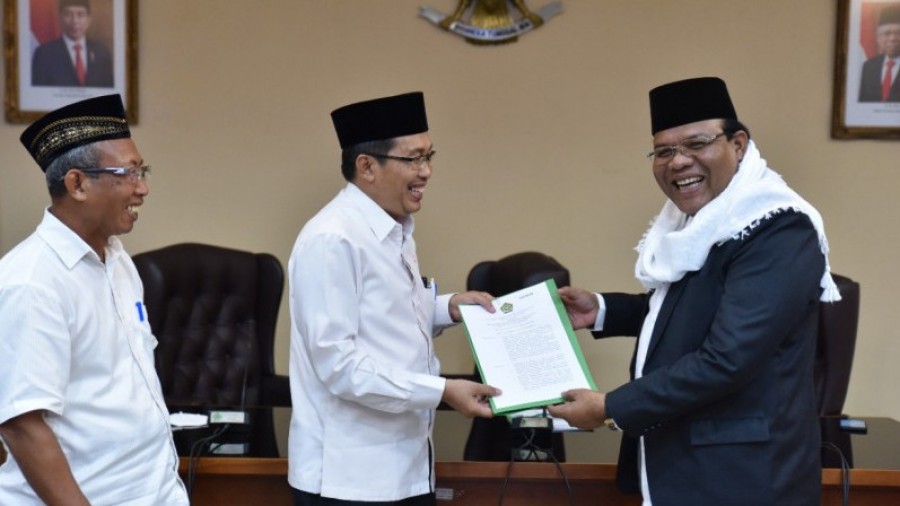 Direktur PD Pontren, Waryono (tengah), menyerahkan SK Izin Operasional kepada salah satu lembaga pendidikan agama. Foto Kemenag