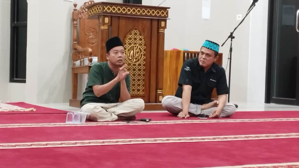 Ustaz Sobih Adnan saat memberikan tausiah di Masjid Nursiah Daud Paloh (NDP) Kompleks Harian Umum Lampung Post. 