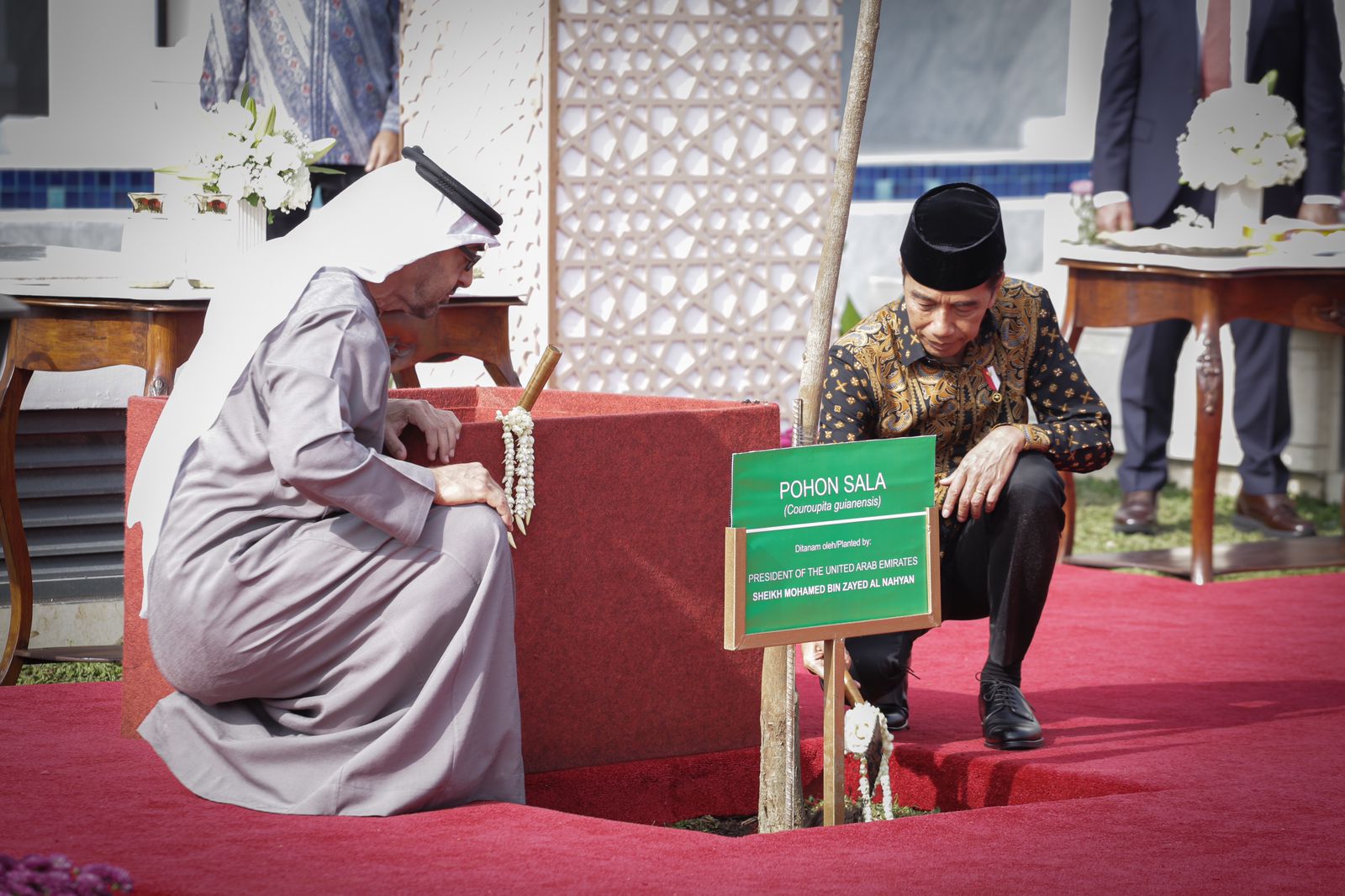 Presiden Joko Widodo dan Presiden Uni Emirat Arab (UEA) Mohamed Bin Zayed Al-Nahyan meresmikan Masjid Raya Sheikh Zayed Solo, Senin pagi (14/11).  Foto Kemenag