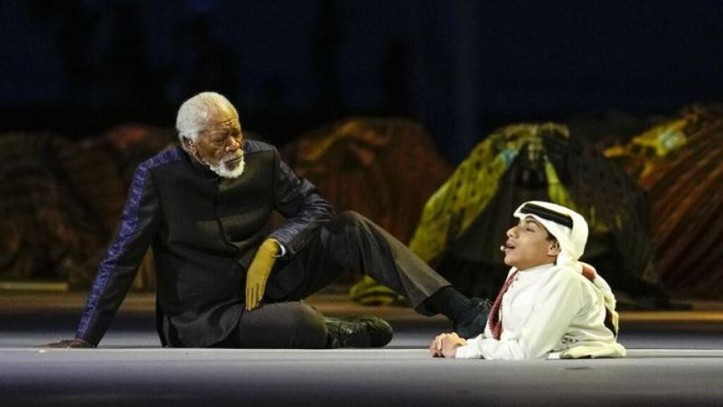 Ghanim Al Muftah (kanan) membacakan surah al hujurat di pembukaan piala dunia 2022 Qatar (Foto: Google)