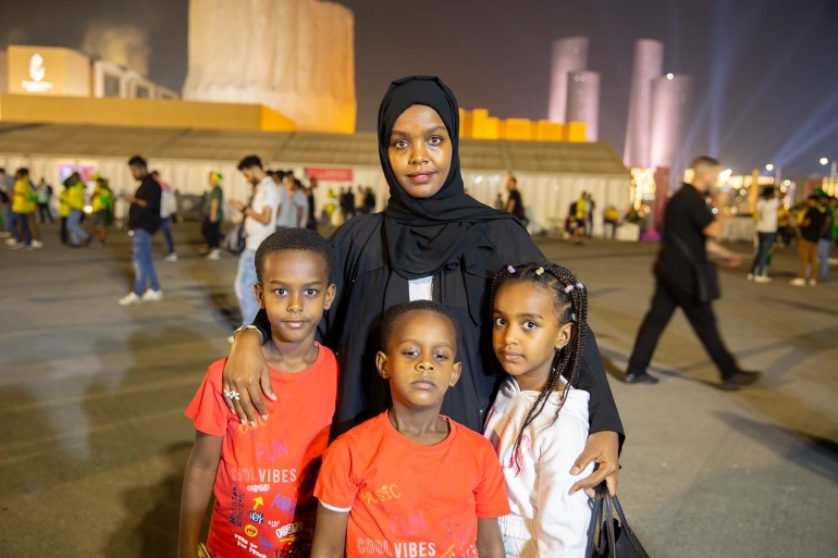 Khadija Suleiman dari Ethiopia bersama ketiga anaknya di Stadion Lusail untuk pertandingan larut malam baru-baru ini (Hafsa Adil/Al Jazeera)