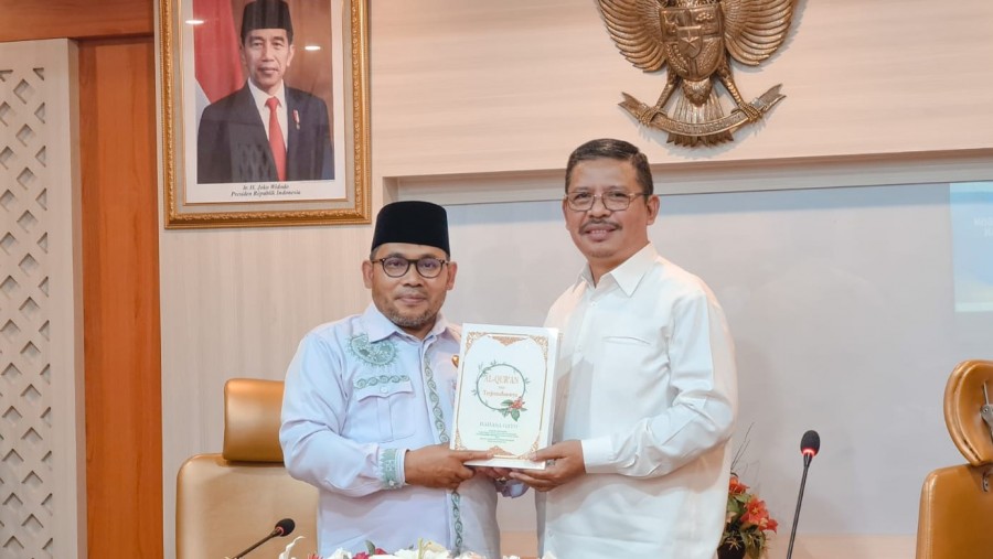 Nasional Hasil Penerjemahan Al-Qur'an dalam Bahasa Gayo Diserahkan ke Kemenag Hasil Penerjemahan Al-Qur'an dalam Bahasa Gayo Diserahkan ke Kemenag  Kontributor  Selasa, 6 Desember 2022 17:28 WIB  Rektor IAIN Takengon serahkan hasil terjemah Al-Quran dalam